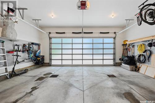 512 Bate Crescent, Saskatoon, SK - Indoor Photo Showing Garage