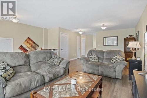 8 Milner Court, Kawartha Lakes, ON - Indoor Photo Showing Living Room