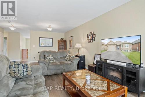 8 Milner Court, Kawartha Lakes, ON - Indoor Photo Showing Living Room