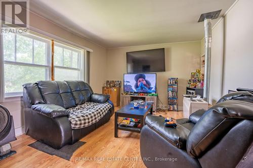 567 Duncan Street, Chatham-Kent, ON - Indoor Photo Showing Living Room
