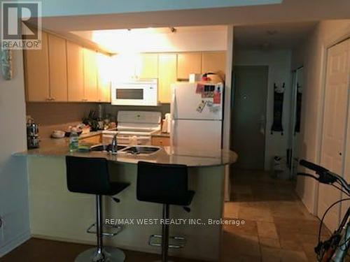 408 - 763 Bay Street, Toronto, ON - Indoor Photo Showing Kitchen