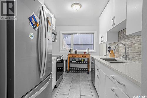 604 Leslie Avenue, Saskatoon, SK - Indoor Photo Showing Kitchen With Double Sink With Upgraded Kitchen