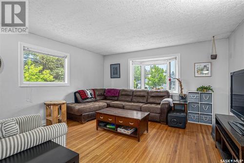 604 Leslie Avenue, Saskatoon, SK - Indoor Photo Showing Living Room
