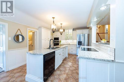162 Victoria Street, Southwest Middlesex, ON - Indoor Photo Showing Kitchen With Double Sink With Upgraded Kitchen
