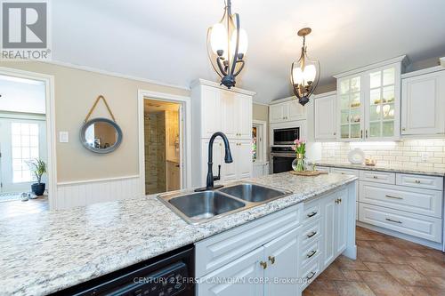 162 Victoria Street, Southwest Middlesex, ON - Indoor Photo Showing Kitchen With Double Sink With Upgraded Kitchen