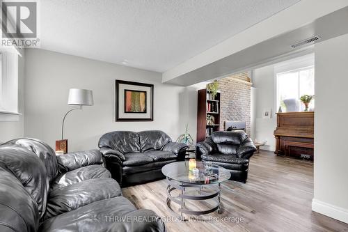 52 Renny Crescent, London, ON - Indoor Photo Showing Living Room