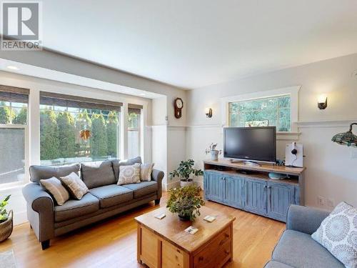 7111 Baker Street, Powell River, BC - Indoor Photo Showing Living Room