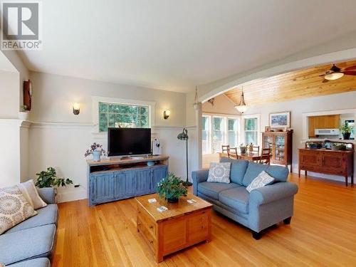 7111 Baker Street, Powell River, BC - Indoor Photo Showing Living Room