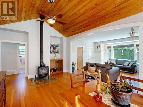 7111 Baker Street, Powell River, BC - Indoor Photo Showing Living Room