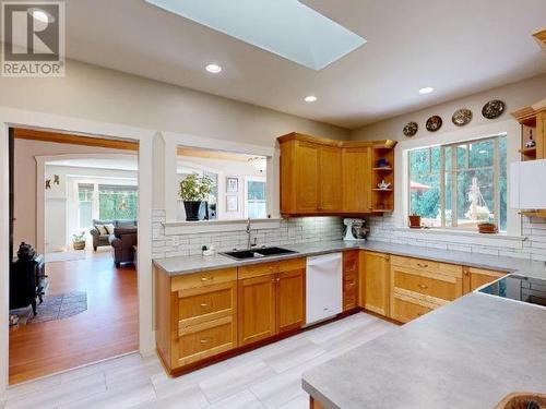 7111 Baker Street, Powell River, BC - Indoor Photo Showing Kitchen