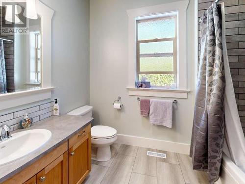 7111 Baker Street, Powell River, BC - Indoor Photo Showing Bathroom