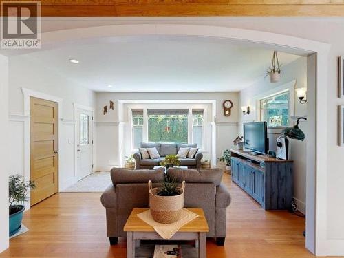 7111 Baker Street, Powell River, BC - Indoor Photo Showing Living Room