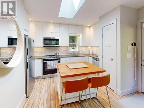 7111 Baker Street, Powell River, BC - Indoor Photo Showing Kitchen With Upgraded Kitchen