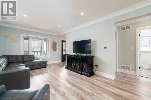 5901 Murray Street, Niagara Falls, ON - Indoor Photo Showing Living Room