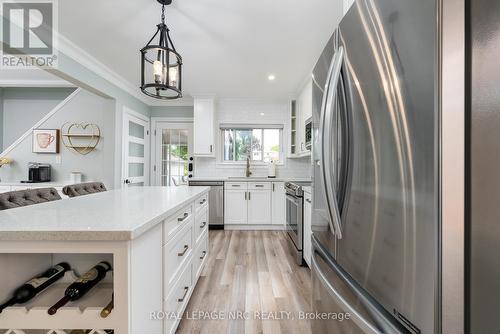 5901 Murray Street, Niagara Falls, ON - Indoor Photo Showing Kitchen With Upgraded Kitchen