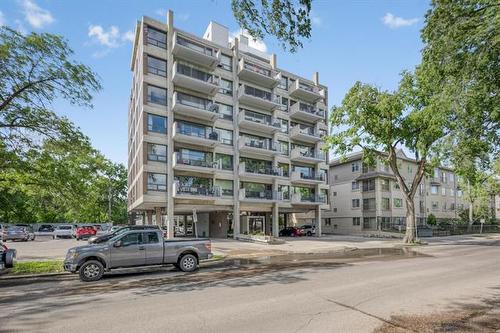 402-811 Grosvenor Ave, Winnipeg, MB 