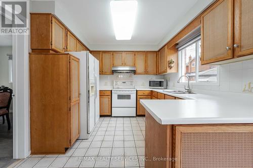 16 Sunforest Drive, Brampton, ON - Indoor Photo Showing Kitchen