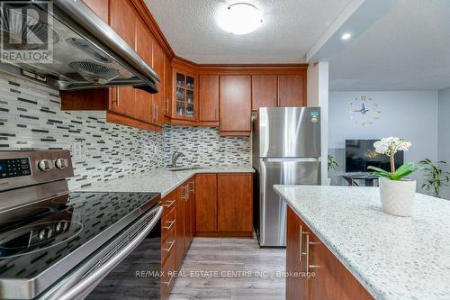 912 - 1950 Kennedy Road, Toronto (Dorset Park), ON - Indoor Photo Showing Kitchen With Upgraded Kitchen