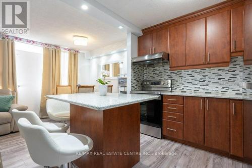 912 - 1950 Kennedy Road, Toronto (Dorset Park), ON - Indoor Photo Showing Kitchen