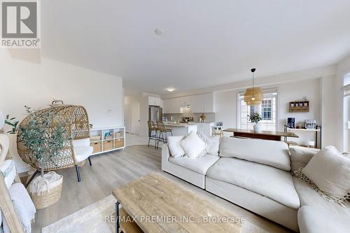 2131 Speare Court, Innisfil, ON - Indoor Photo Showing Living Room