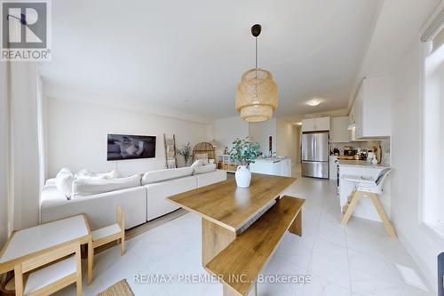 2131 Speare Court, Innisfil, ON - Indoor Photo Showing Living Room