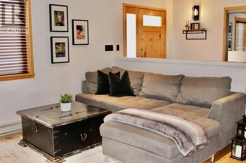 936 Fraser Avenue, 100 Mile House, BC - Indoor Photo Showing Living Room