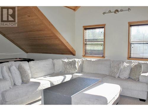 936 Fraser Avenue, 100 Mile House, BC - Indoor Photo Showing Living Room