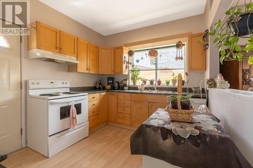 1103 8Th Street, Keremeos, BC - Indoor Photo Showing Kitchen With Double Sink