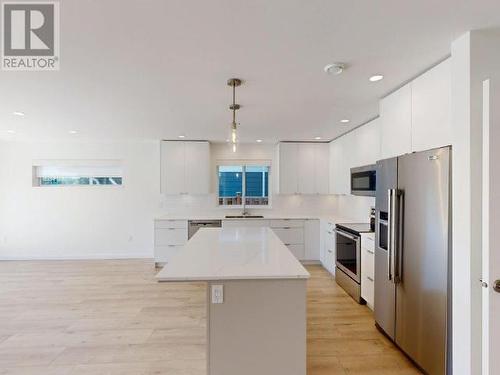 7271 Edgehill Crescent, Powell River, BC - Indoor Photo Showing Kitchen With Upgraded Kitchen