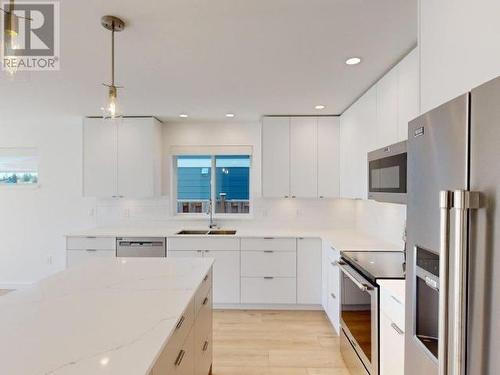 7271 Edgehill Crescent, Powell River, BC - Indoor Photo Showing Kitchen With Double Sink With Upgraded Kitchen