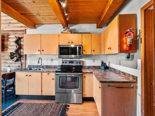 9B-7200 Roche Lake Road, Kamloops, BC - Indoor Photo Showing Kitchen