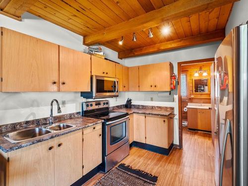 9B-7200 Roche Lake Road, Kamloops, BC - Indoor Photo Showing Kitchen With Double Sink