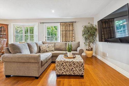 501 Upper Paradise Road, Hamilton, ON - Indoor Photo Showing Living Room