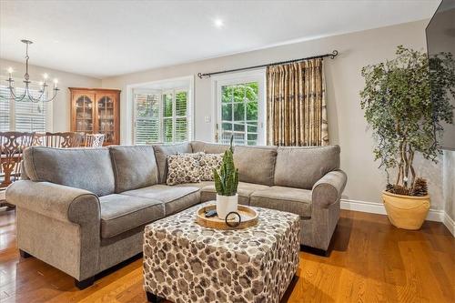 501 Upper Paradise Road, Hamilton, ON - Indoor Photo Showing Living Room