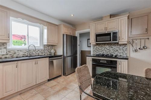 1092 Marley Crescent, Burlington, ON - Indoor Photo Showing Kitchen With Double Sink With Upgraded Kitchen