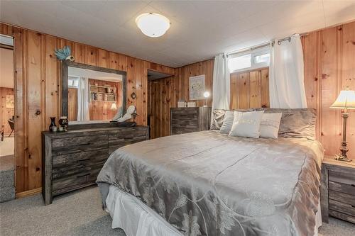 1092 Marley Crescent, Burlington, ON - Indoor Photo Showing Bedroom