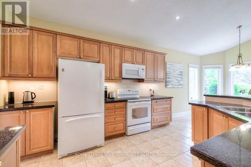 26 Bobby Locke Lane, Whitchurch-Stouffville, ON - Indoor Photo Showing Kitchen With Double Sink