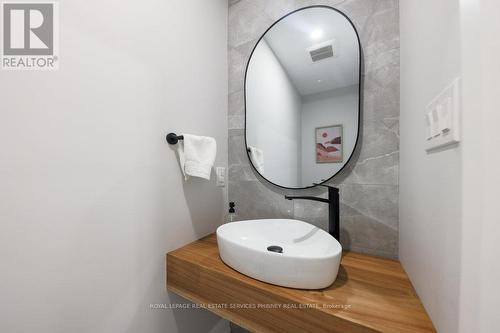 105 Tenth Street, Toronto (New Toronto), ON - Indoor Photo Showing Bathroom