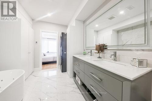 105 Tenth Street, Toronto (New Toronto), ON - Indoor Photo Showing Bathroom