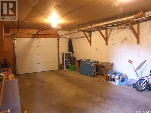 219 7Th Street W, Leader, SK - Indoor Photo Showing Garage