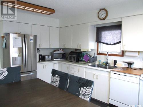 219 7Th Street W, Leader, SK - Indoor Photo Showing Kitchen With Double Sink