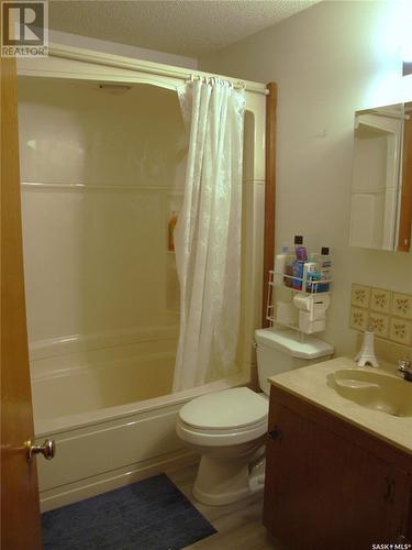 219 7Th Street W, Leader, SK - Indoor Photo Showing Bathroom