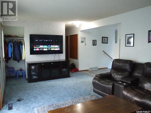 219 7Th Street W, Leader, SK - Indoor Photo Showing Living Room