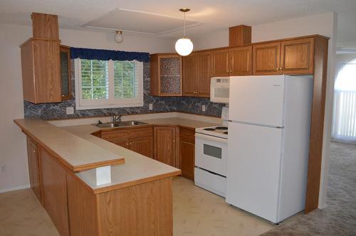 588 73Rd Avenue, Grand Forks, BC - Indoor Photo Showing Kitchen With Double Sink