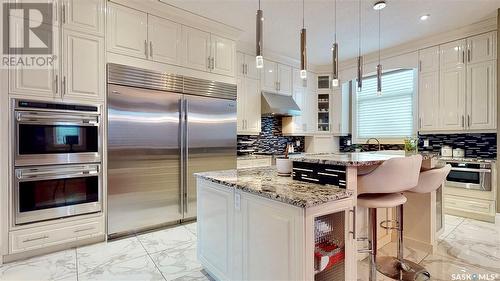 6005 Eagles Cove, Regina, SK - Indoor Photo Showing Kitchen With Upgraded Kitchen