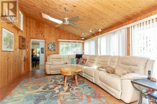 317 Frances Street, Central Elgin (Port Stanley), ON - Indoor Photo Showing Living Room