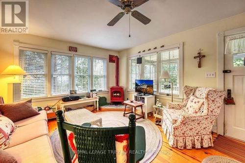 4555 William Street, Plympton-Wyoming, ON - Indoor Photo Showing Living Room