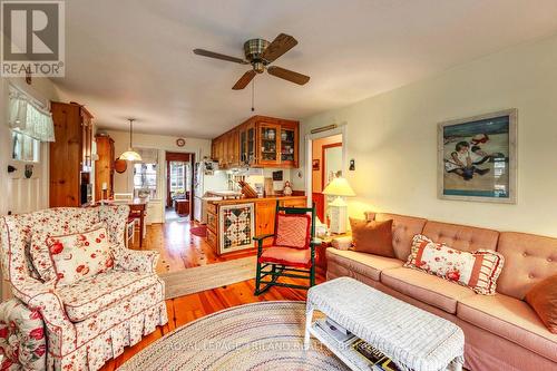 4555 William Street, Plympton-Wyoming, ON - Indoor Photo Showing Living Room
