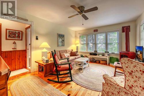 4555 William Street, Plympton-Wyoming, ON - Indoor Photo Showing Living Room