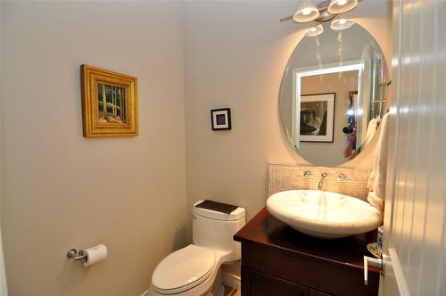 256-5165 Trepanier Bench Road, Peachland, BC - Indoor Photo Showing Bathroom